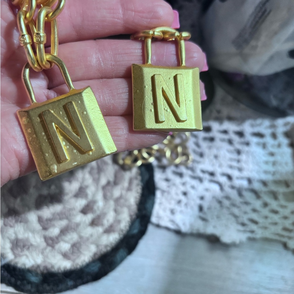 Bold lock, golden colored jewelry, brand new with box.  Necklace and bracelet - Picture 5 of 5